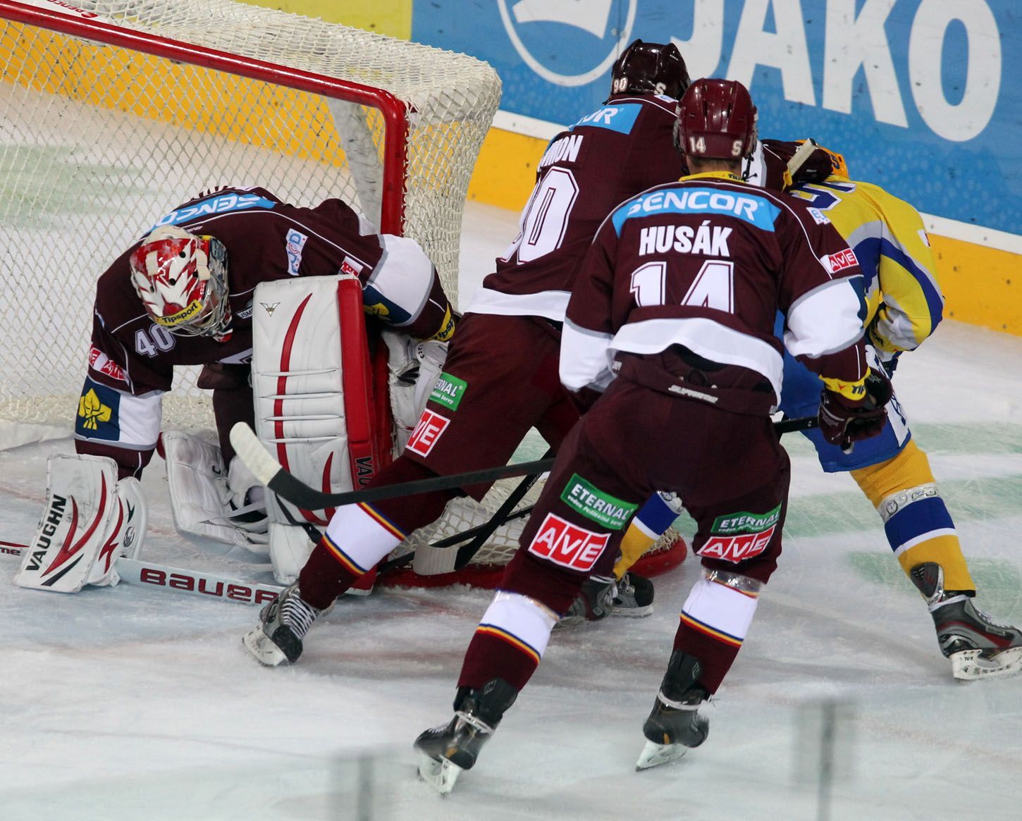 Hokejisté Sparty Praha (zleva) brankář Michal Neuvirth, Dominik Simon a Patrik Husák brání soupeře v utkání 8. kola Tipsport extraligy 2012/13 se Zlínem.