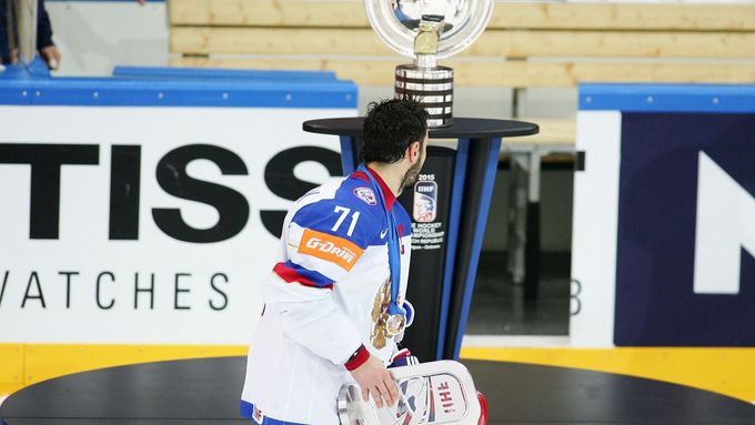 Ilja Kovalčuk se stříbrnou medailí po prohraném finále MS 2015 v Česku.