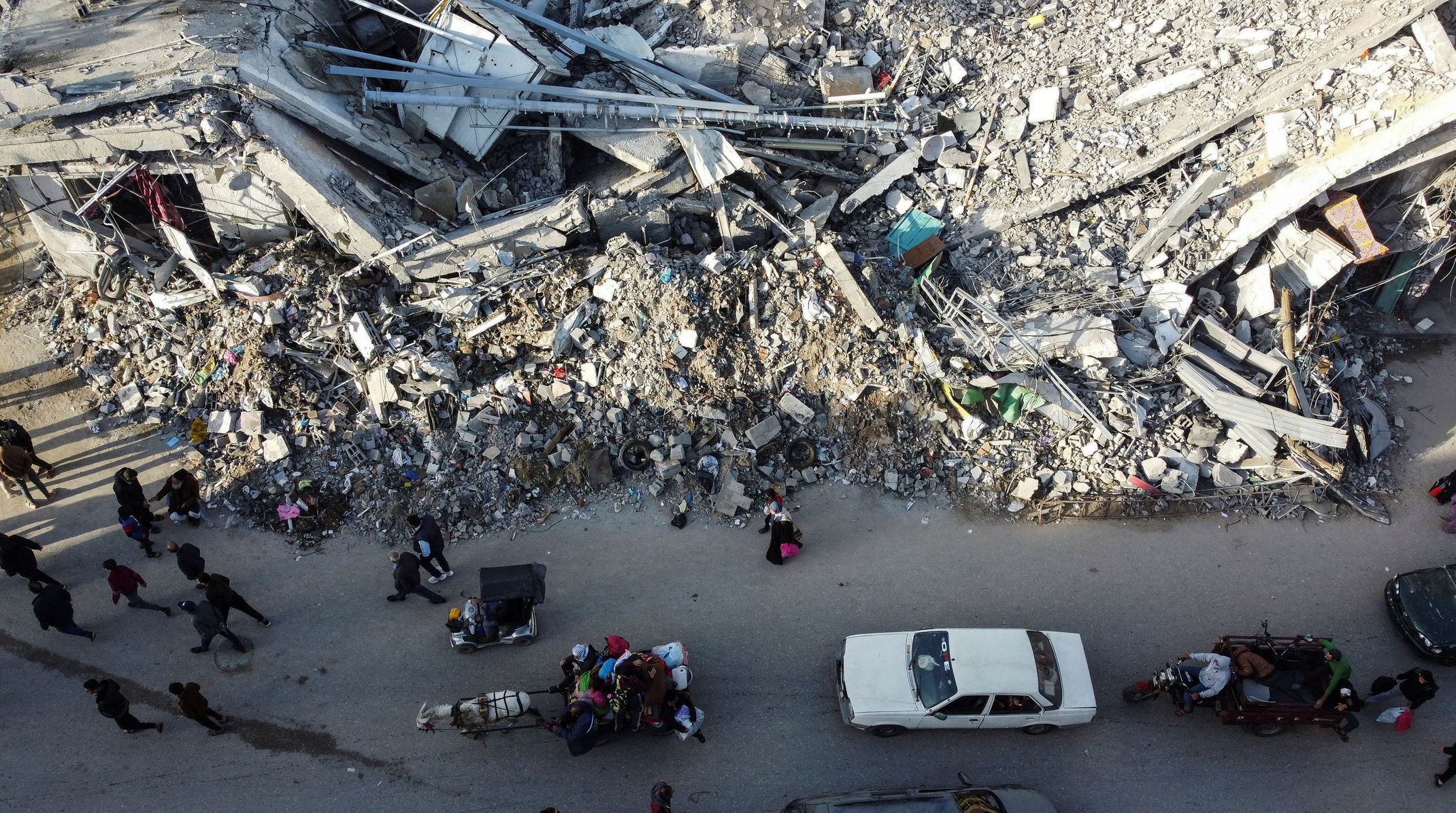 Pohled z dronu na zničenou ulici v Gaze.