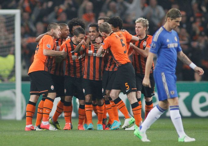 Fotbalisté Šachťaru Doněck slaví gól v utkání Ligy Mistrů proti Chelsea.