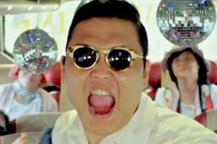 Korejský rapper Psy docválal do čela britského žebříčku
