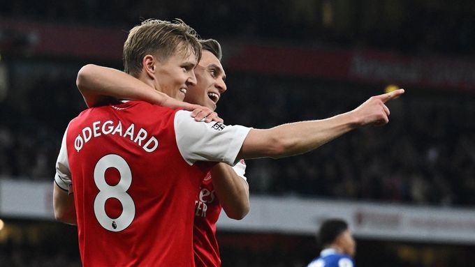 Martin Ödegaard a Leandro Trossard slaví gól Arsenalu proti Chelsea.