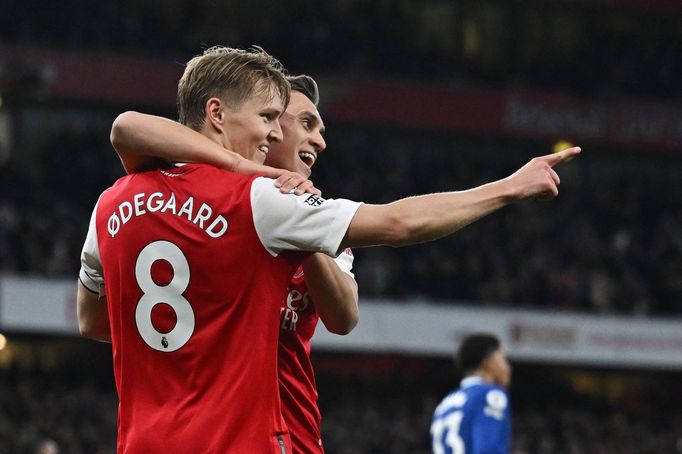 Martin Ödegaard a Leandro Trossard slaví gól Arsenalu proti Chelsea.