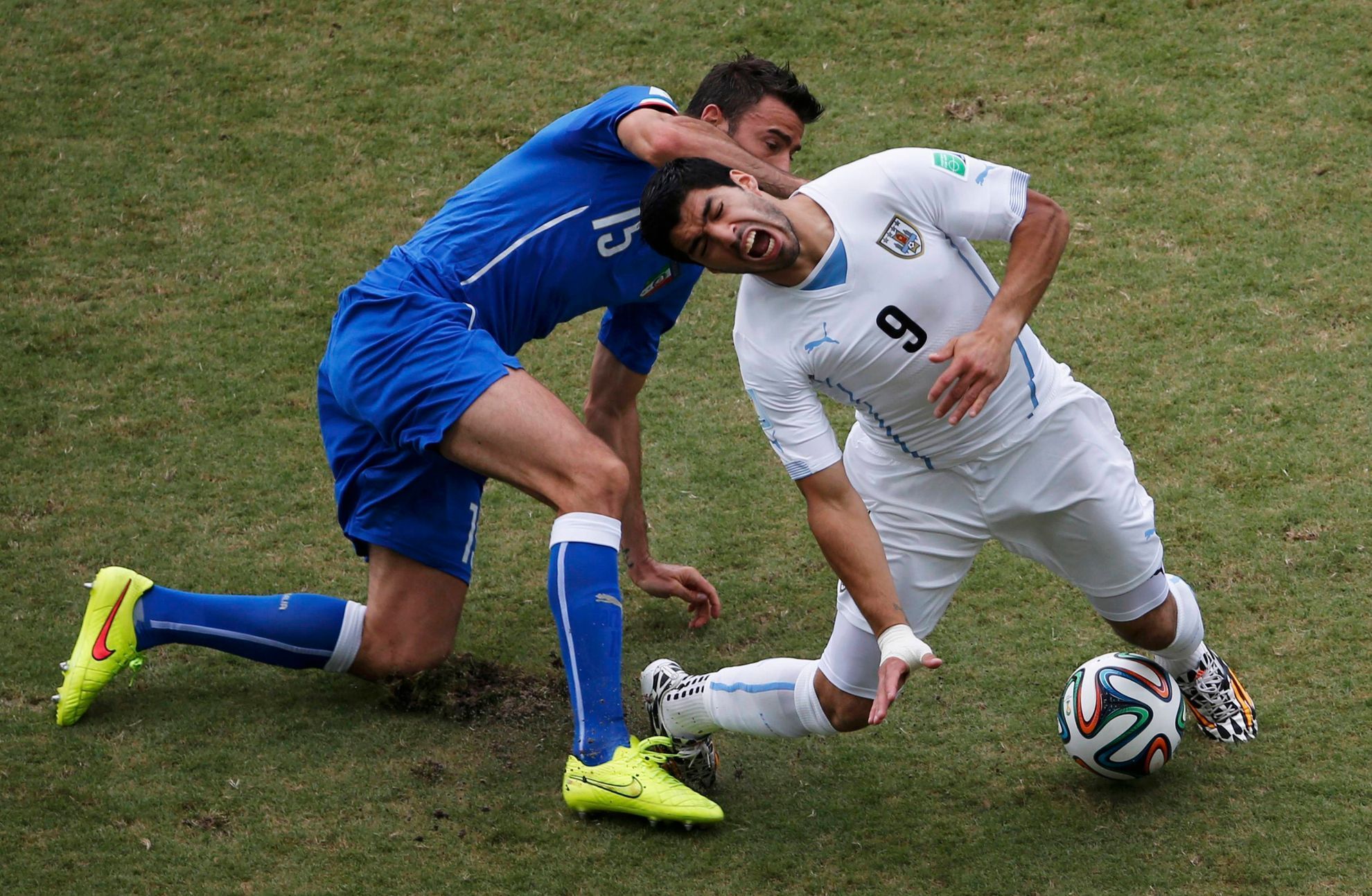 MS 2014, Uruguay-Itálie: Luis Suárez - Andrea Barzagli