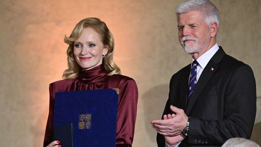 Prezident Petr Pavel vyznamenal Annu Geislerovou medailí za zásluhy I. stupně za zásluhy o stát v oblasti umění.