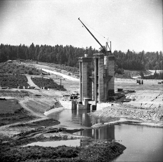 Archivní fotografie z historie z výstavby vodárenské nádrže Švihov na Želivce.