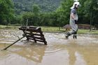 Online: Čechy zasáhly extrémní deště. V Černošicích evakuovali školu, voda zaplavila vestibul metra