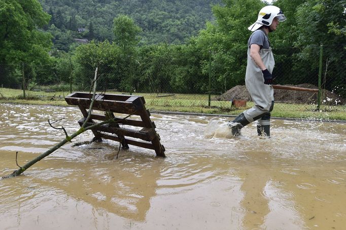 V části Středočeského kraje extrémně prší, meteorologové vydali výstrahu s nejvyšším stupněm nebezpečí pro okresy Beroun, Příbram a Praha-západ.