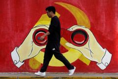Slavný čínský fotbalista kritizoval režim. Jeho syna vzápětí v Srbsku vyhodili z týmu