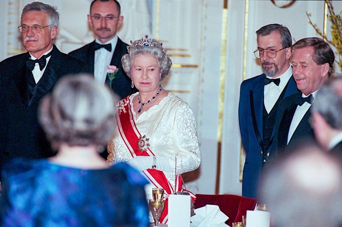 Britská královna Alžběta II. během návštěvy Prahy v roce 1996.