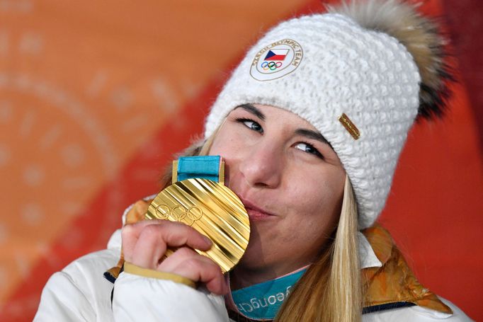 Ester Ledecká se zlatou medailí ze super-G na ZOH 2018