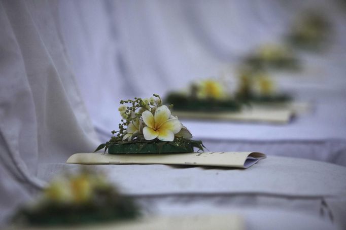 Flowers are placed on chairs during a commemoration service for the 10th anniversary of the Bali bombing in Garuda Wisnu Kencana (GWK) cultural park in Jimbaran, Bali October 12, 2012. Eighty-eight Australians were among the 202 people killed in the attacks on the Sari Club and Paddy's Bar at the popular tourist area of Kuta on October 12, 2002. REUTERS/Beawiharta (INDONESIA - Tags: ANNIVERSARY POLITICS) Published: Říj. 12, 2012, 5:42 dop.