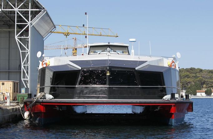 The Millennium Diamond catamaran is seen at a port in Pula July 17, 2012. Measuring 37 meters long and 17.5 meters wide, it can carry about 600 passengers at once, and is built for the London 2012 Olympic Games to ferry tourists on the River Thames. The catamaran gets its name from its diamond shape and the Diamond Jubilee celebrations of Britain's Queen Elizabeth. REUTERS/Antonio Bronic (CROATIA - - Tags: SOCIETY SPORT OLYMPICS TRANSPORT) Published: Čec. 17, 2012, 9:51 dop.