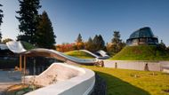 Botanická zahrada - VanDusen Botanical Gardens Visitor Centre  Návštěvnické centrum botanické zahrady VanDusen je příkladem stavby, která je postavena v souladu s konceptem trvalé udržitelnosti. Typické jsou zde například rostlinami osázené střechy, speciální hliněné zdi či přírodní ventilace a konstrukce z dřevěných trámů.