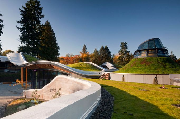 Botanická zahrada - VanDusen Botanical Gardens Visitor Centre  Návštěvnické centrum botanické zahrady VanDusen je příkladem stavby, která je postavena v souladu s konceptem trvalé udržitelnosti. Typické jsou tak zde například rostlinami osázené střechy, speciální hliněné zdi či přírodní ventilace a konstrukce z dřevěných trámů.