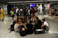 Situace na frankfurtském letišti se postupně zlepšuje, fronty se po nucené evakuaci pomalu zkracují