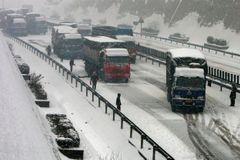 Čínu paralyzuje sníh, zemřelo na dvacet lidí