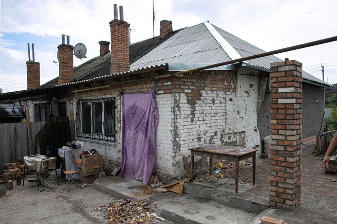 Oleksandr Fomenko a jeho dům, který trefili Rusové při ostřelování obce Marhanec na břehu řeky Dněpr.
