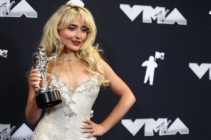 Zpěvačka Sabrina Carpenter na cenách MTV Video Music Awards.