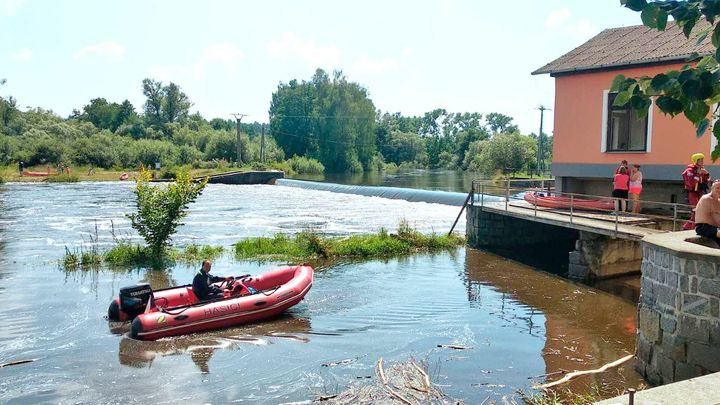Policie našla v sobotu v Sázavě mrtvého muže, po zmizelých mladících stále pátrá