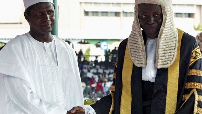 Nový nigerijský prezident Umaru Yar'Adua (vlevo) se zdraví s Idrisem Kutigim, předsedou nejvyššího soudu