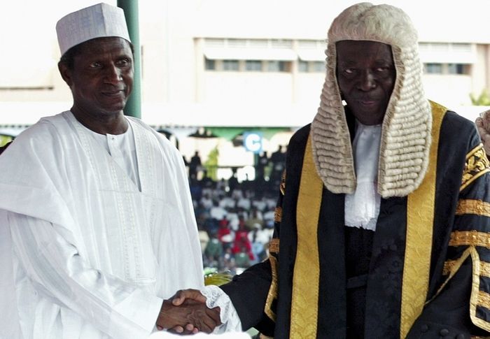 Nový nigerijský prezident Umaru Yar'Adua (vlevo)