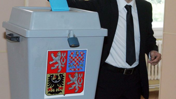 Karel Poborský u voleb.