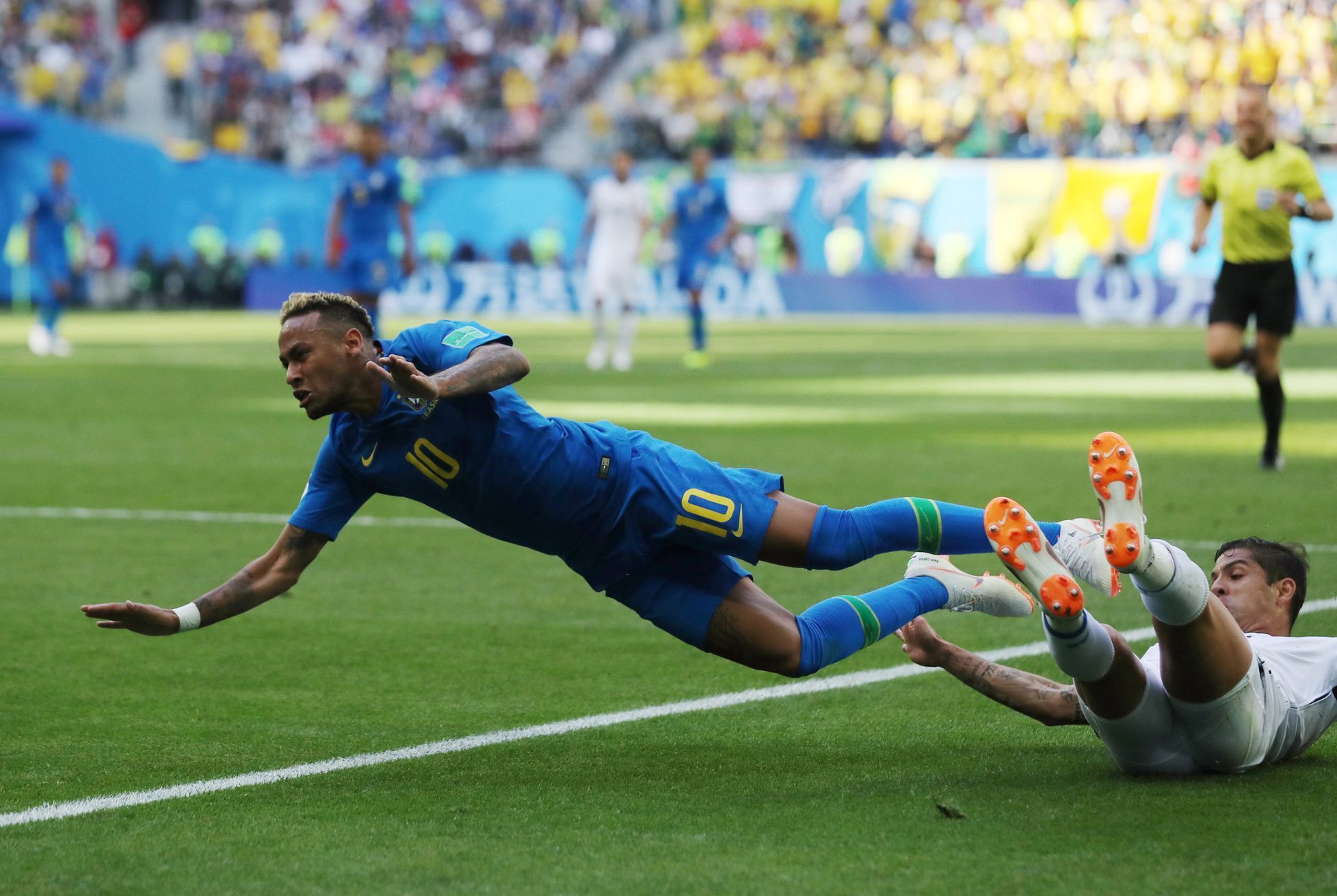 Neymar a Cristian Gamboa v zápase Brazílie vs. Kostarika