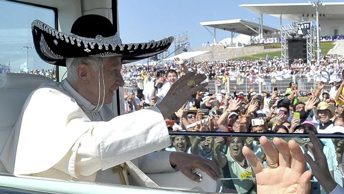 Papež Benedikt XVI. během návštěvy Mexika nasadil i tradiční sombrero.