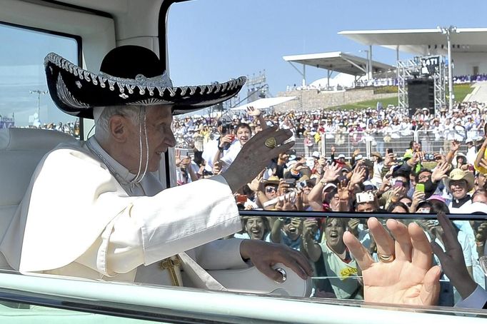 Papež Benedikt XVI. během návštěvy Mexika nasadil i tradiční sombrero.