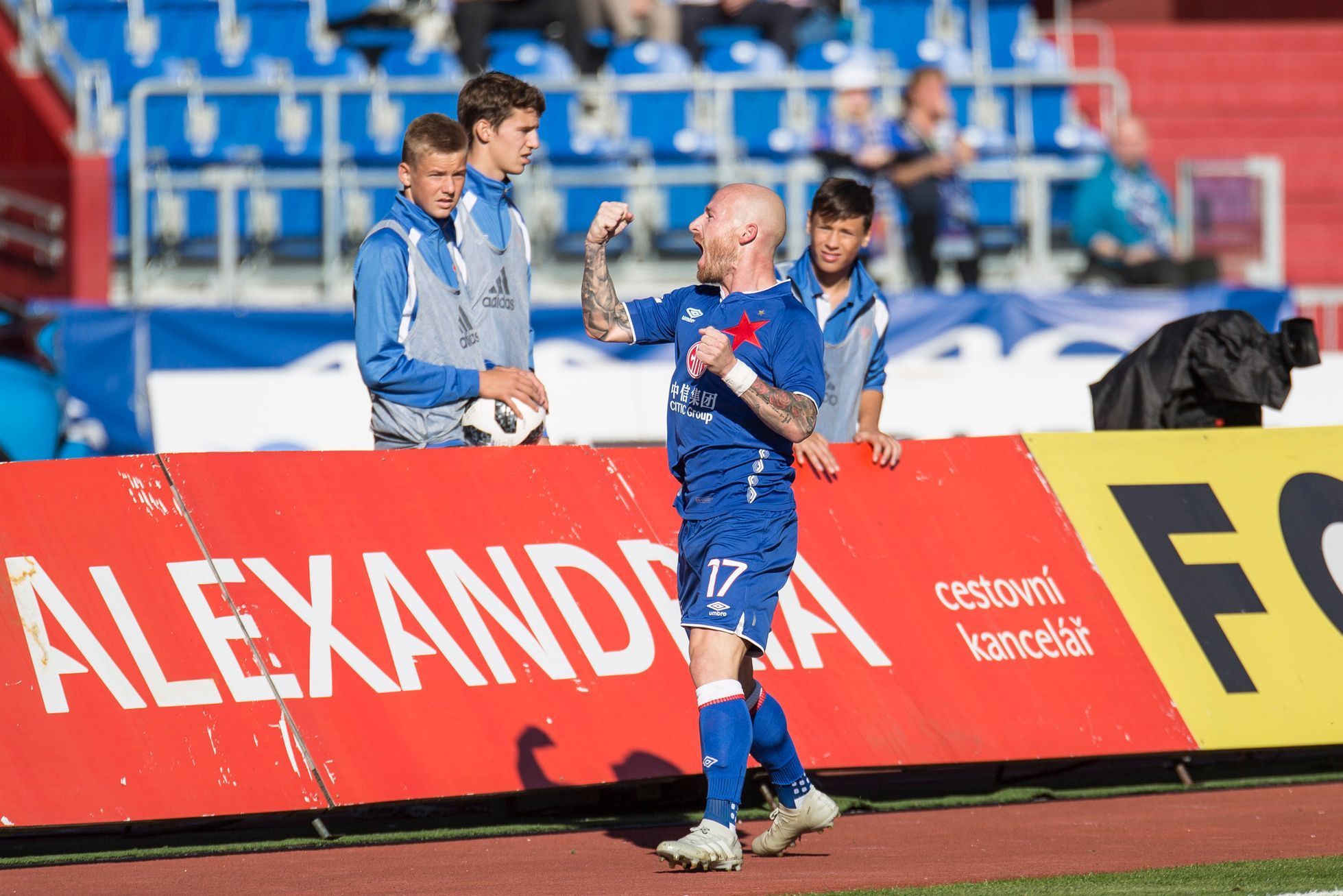Miroslav Stoch slaví gól v zápase 10. kola Baník - Slavia.
