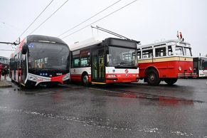 Obrazem: Do Prahy se po 50 letech vrací trolejbusy. Část cesty pojedou na baterie