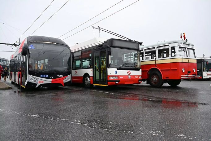 Zleva nový trolejbus SOR TNS 12 (kloubová verze bude jezdit na nové trati), výcvikový Škoda 24Tr Irisbus a muzejní Praga TOT.