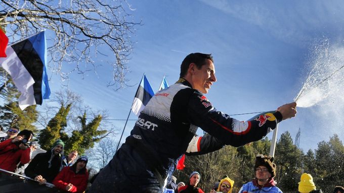 Sébastien Ogier slaví triumf v Rallye Monte Carlo.