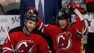 Kyle Palmieri a Pavel Zacha při Zachově debutu v NHL