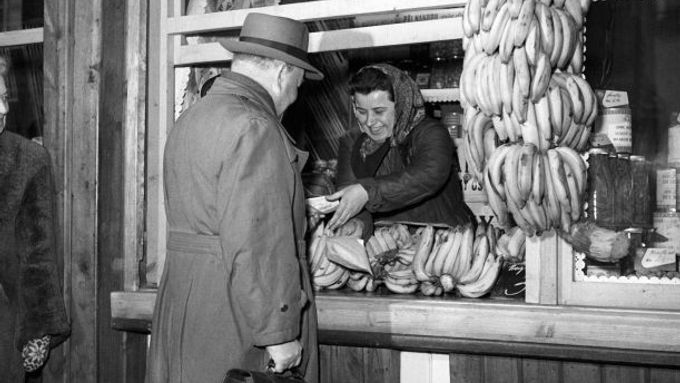 Předvánoční snímek z Československa 50. let minulého století. Banány nemohou chybět