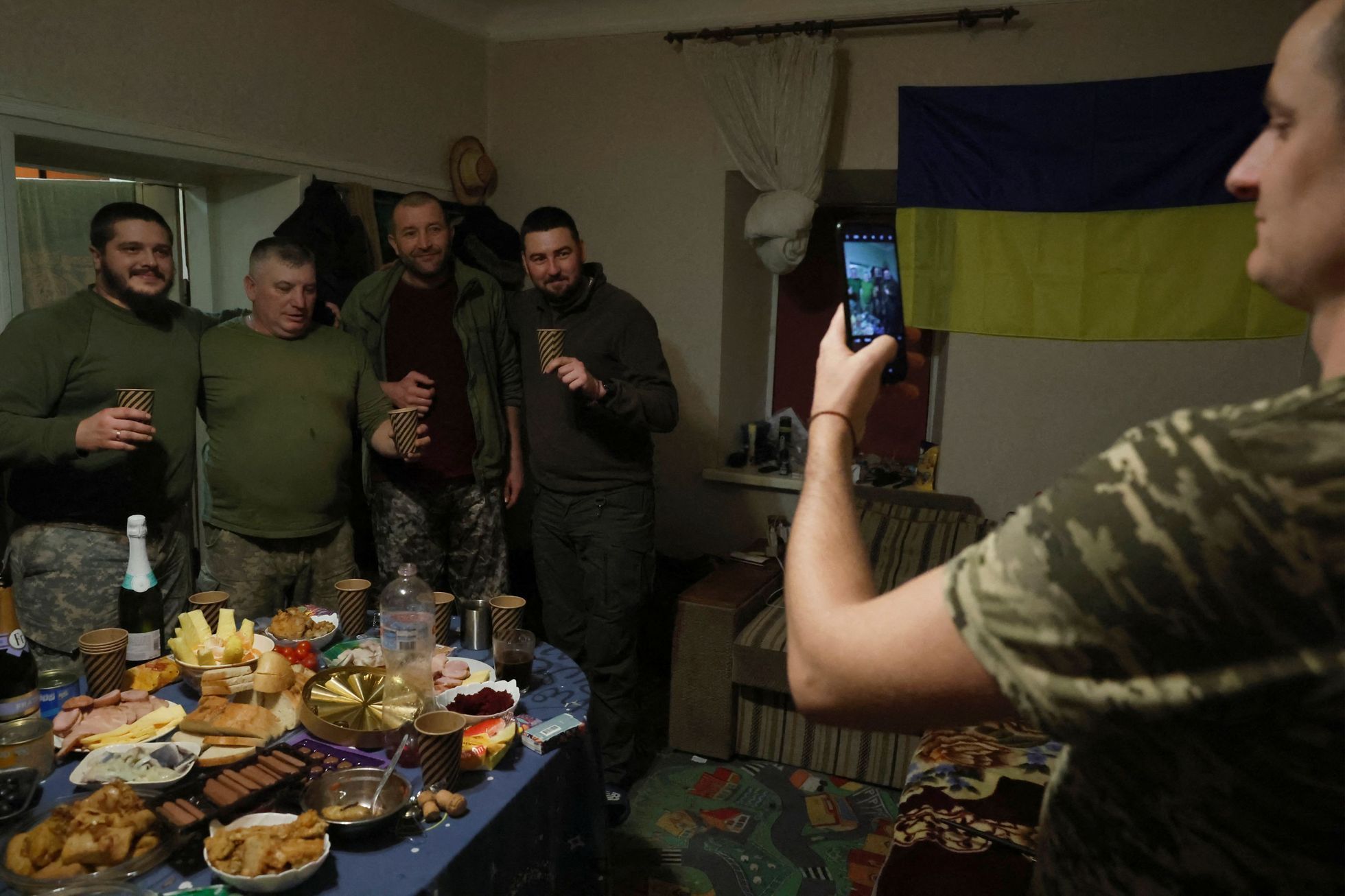 Ukrajinští vojáci slaví Nový rok v kasárnách blízko frontové linie na Donbase.