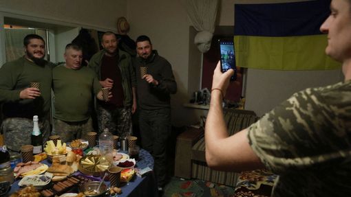 Ukrajinští vojáci slaví Nový rok v kasárnách blízko frontové linie na Donbase.