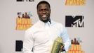 Kevin Hart poses with his award during the 2015 MTV Movie Awards in Los Angeles