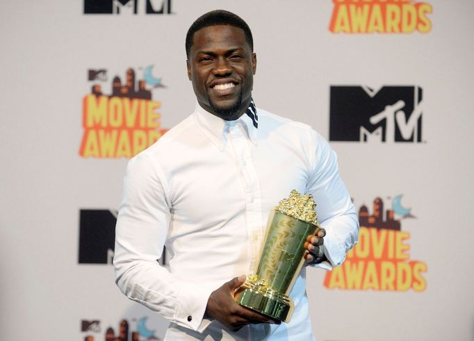 Kevin Hart poses with his award during the 2015 MTV Movie Awards in Los Angeles