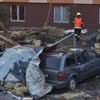 Vítr utrhl polovinu střechy finančního úřadu v Ostrově na Karlovarsku, ta zničila i několik aut