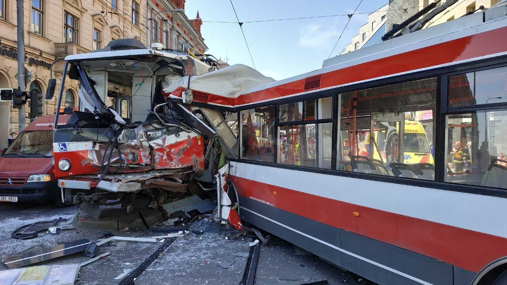 Srážka tramvaje s trolejbusem Brno