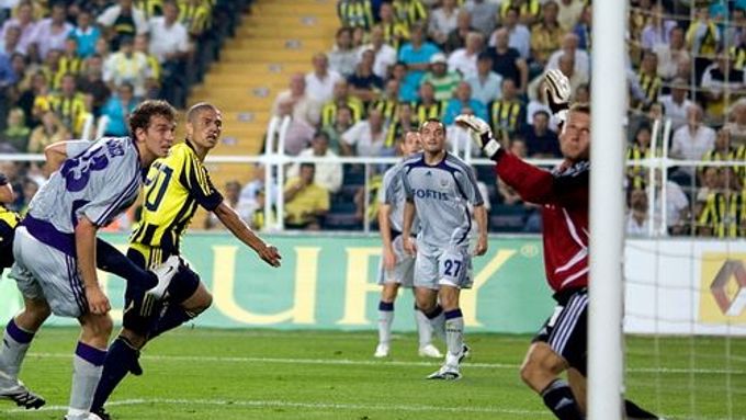 Alex De Souza z Fenerbahce (druhý zleva)právě překonal gólmana Anderlechtu Daniela Zítku.