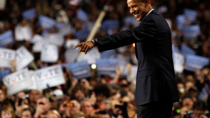 Barack Obama na posledním předvolebním mítynku v rodném Chicagu. Vydrží mu úsměv i po volbách?