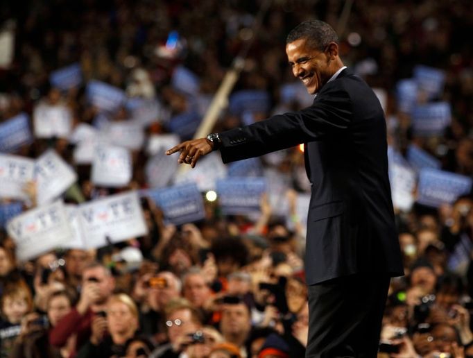 Barack Obama na posledním předvolebním mítynku v rodném Chicagu. Vydrží mu úsměv i po volbách?