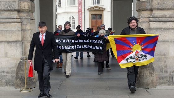 Obrazem: Na Hradě se protestovalo proti diktátorům světa. A zásah policie? Jako v demokracii