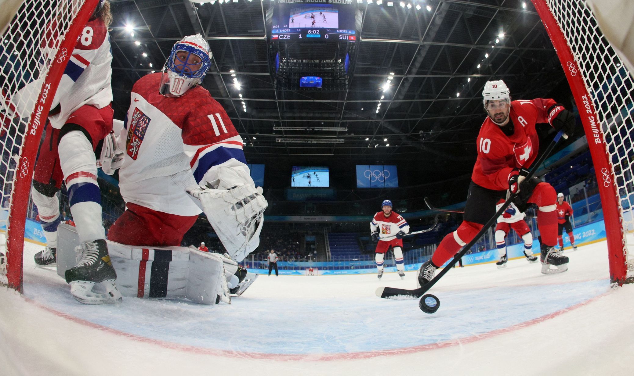 Andres Ambühl dává první gól Švýcarska v zápase předkola  play-off Česko - Švýcarsko na ZOH 2022 v Pekingu