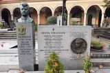 Hrob rodiny Svojsíkovy na pražském Vyšehradě. Vlevo na podstavci busta zakladatele Junáka Antonína Benjamina Svojsíka. Chatu měl kousek od Dobřichovic, konkrétně v Letech.