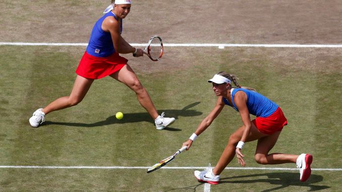 České tenistky Lucie Hradecká (vlevo) a Andrea Hlaváčková hrají s Američankami Liezel Huberovou a Lisou Raymondovou v semifinále OH 2012 v Londýně.