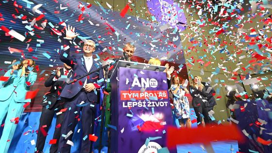 "Co jste si zvolili, to máte." Emoce na nejlepších fotografiích z volebních štábů